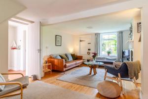 a living room with a couch and a table at 6 Bed in Walberswick oc-vin in Walberswick