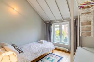 a small bedroom with a bed and a window at 6 Bed in Walberswick oc-vin in Walberswick