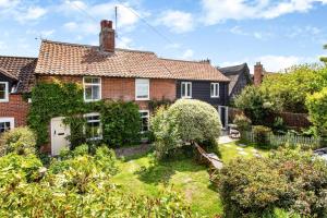 a brick house with a garden in front of it at 6 Bed in Walberswick oc-vin in Walberswick