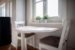 a table and two chairs sitting under a window at Kleine SeenSucht in Neukieritzsch