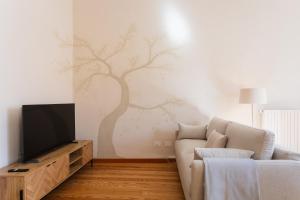 a living room with a couch and a television at Casa Scioli in Caraglio