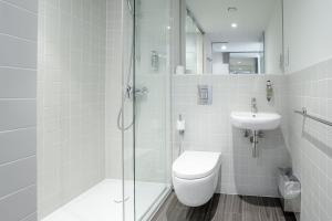 a bathroom with a toilet and a shower and a sink at easyHotel Barcelona Fira in Hospitalet de Llobregat