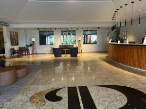Eine große Lobby mit Sofas und einer Bar. in der Unterkunft IPÊ PARK Convention Hotel in Sao Jose do Rio Preto + 79 Fotos