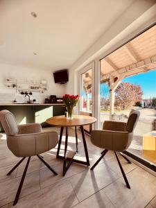 a kitchen and dining room with a table and chairs at Izerska Baza - basen, ebike, narty, sauna, jacuzzi, las blisko Świeradów Zdrój in Giebułtów