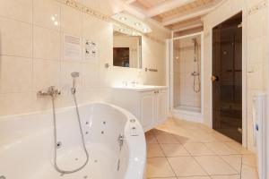 a large bathroom with a tub and a shower at Sekobbe 218 - Baabe in Baabe