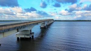 a bridge over a large body of water at Aracaju Suite - Wi-Fi, Ar e Ótima Localização in Aracaju