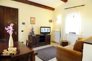 a living room with a couch and a television at Residence Les Amis in Castel di Sangro