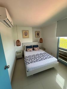 a small bedroom with a bed in a room at TAMA Hotel Santa Marta in Santa Marta