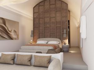 ein Schlafzimmer mit zwei Betten und einer Couch in der Unterkunft Grace Hotel, Auberge Collection in Imerovigli + 104 Fotos