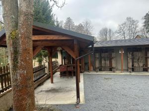 a pavilion with a roof on top of a building at Hostinec Na hrázi in Hamr na Jezeře
