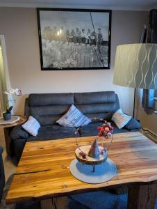 a coffee table with a bowl of fruit on top of it at Stadtnah an der Förde S1 in Flensburg