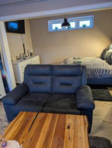 a living room with a couch and a bed at Stadtnah an der Förde S1 in Flensburg