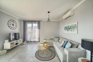 a living room with a couch and a tv at Petra's Place - Sea view apartment in Slatine