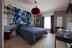a bedroom with a blue bed and a large window at ATELIER DE BERCK - Gîte 6p avec Parking GRATUIT & TERRASSE in Berck-sur-Mer +16 photos