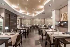 a restaurant with tables and chairs in a room at El Patio Hotel in Corciano