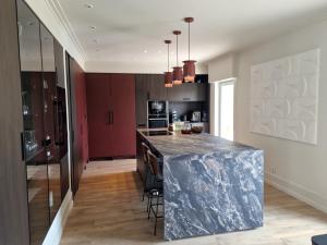 a kitchen with a large counter top in a room at ATELIER DE BERCK - Gîte 6p avec Parking GRATUIT & TERRASSE in Berck-sur-Mer