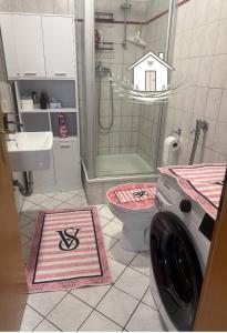 a bathroom with a washing machine and a sink at Apartment Wohlfühl-Nest in Bürstadt