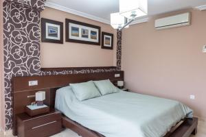 a bedroom with a bed and a black and white wall at Villa Rural Las Lomas in Jaén