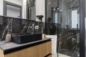 a bathroom with a black sink and a shower at Magami Station Ciampino in Ciampino