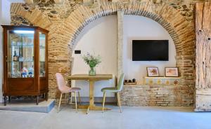 a room with a table and chairs and a tv at Hotel Molí Cardedeu in Cardedeu