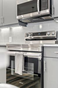a kitchen with an oven with a microwave above it at 2B2B with Private Balcony Modern & Stylish - 2B4 in Atlanta