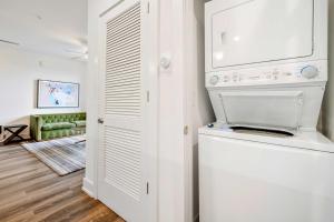 a kitchen with a washer and dryer in a room at 2B2B with Private Balcony Modern & Stylish - 2B4 in Atlanta +28 photos