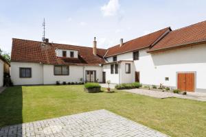 a white house with a grass yard at Chalupa U Lávky in Lasenitz