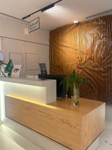 a lobby with a reception desk with a wooden counter at فندق تلاق للخدمات الفندقيه in Medina