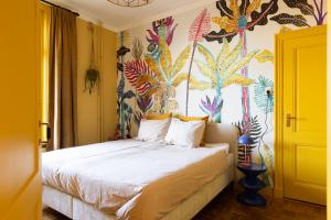 ein Schlafzimmer mit einem Bett und einer farbenfrohen Wand in der Unterkunft B&B d'Ouwe Grutter in Wagenberg