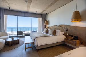 ein Schlafzimmer mit einem Bett und Meerblick in der Unterkunft Hotel Maró in Pichilemu + 95 Fotos