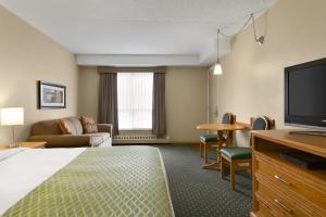 A room at Colonial Square Inn & Suites