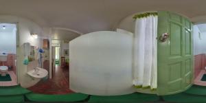 ein Badezimmer mit Waschbecken und Duschvorhang in der Unterkunft Cholson Chalets in Charlotteville + 100 Fotos