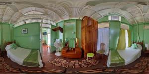 ein Zimmer mit zwei Betten in einem Zugabteil in der Unterkunft Cholson Chalets in Charlotteville