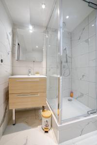 a bathroom with a shower and a sink and a tub at Studio Américain Haut de Gamme in Toulon