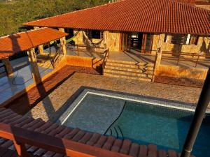 an overhead view of a swimming pool with a house at Recanto do tdias in Mulungu