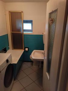 a bathroom with a toilet and a sink at Il Nido Nel Bosco in Motta