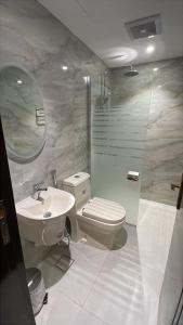 a bathroom with a toilet and a sink at شقير للغرف الفندقية 1 in Medina