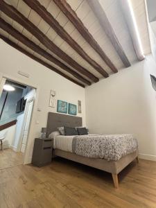 a bedroom with a bed in a room at Mercedes Etxea in Cripán +28 photos