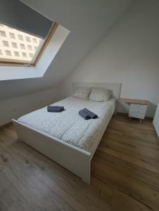 a bedroom with a bed with two towels on it at Appart cosy mansardé Dijon gare 1km animaux acceptés in Dijon