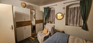 a living room with a couch and a mirror at Ferienwohnung am Wald in Tharandt