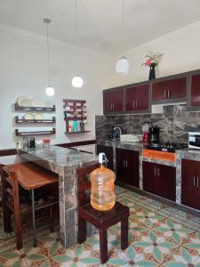 a large kitchen with a counter and a table at Casa en Centro histórico Alojamiento completo in Veracruz