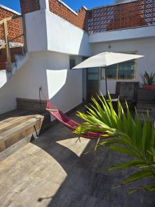 a hammock on the patio of a house at Casa en Centro histórico Alojamiento completo in Veracruz