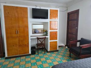 a living room with a tv on a wall at Casa en Centro histórico Alojamiento completo in Veracruz