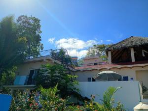 ein Haus mit einem Balkon auf dem Dach in der Unterkunft Playa de Carmil in Rincón de Guayabitos
