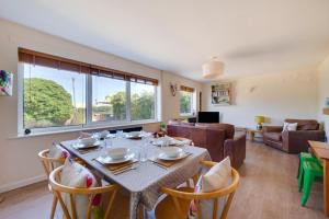 a living room with a table and chairs at 3 Bed in Burnham Market oc-1887 in Burnham Market