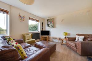 a living room with two couches and a tv at 3 Bed in Burnham Market oc-1887 in Burnham Market