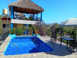 ein Pool mit einer Treppe neben einem Gebäude in der Unterkunft Playa de Carmil in Rincón de Guayabitos