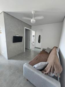 a bedroom with a bed and a ceiling at Apto 83 in Itanhaém