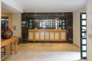 a room with a counter and a window at Hotel New York Ciudad de Mexico in Mexico City
