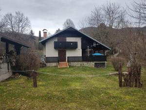 a house with a fence in front of it at Uskočki san in Sošice